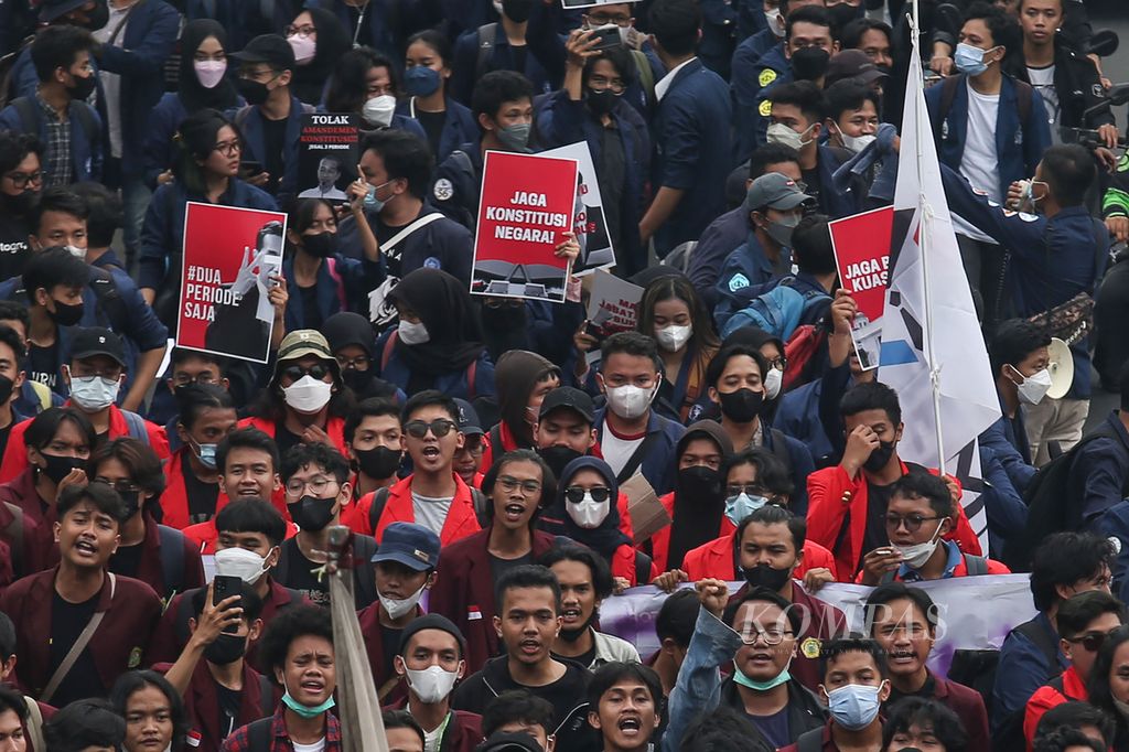 Ribuan mahasiswa yang tergabung dalam Aliansi Mahasiswa Indonesia berunjuk rasa di Jakarta, Jumat (1/4/2022). Mereka menolak penundaan Pemilu 2024 dan perpanjangan masa jabatan presiden. 