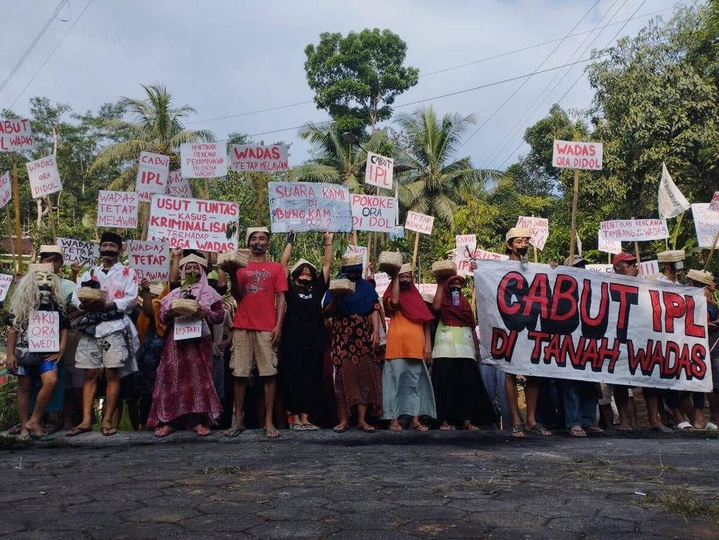 Ratusan warga yang menolak rencana pembangunan penambangan, menggelar aksi bisu dengan berkeliling Desa Wadas, Kecamatan Bener, Kabupaten Pyrworejo, Jawa Tengah, Kamis (14/7/2022) siang. Aksi bisu ini sebagai perlambang suara mereka yang selama ini tidak diperhatikan oleh pemerintah.