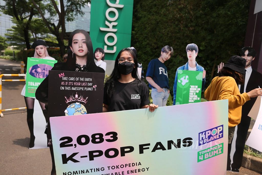 Fans K-Pop yang tergabung dalam Kpop4Planet melakukan aksi damai di depan Tokopedia Tower, Jakarta, Jumat (1/10/2021). 