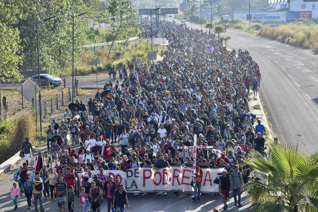Para migran dari Tapachula, Meksiko, berunjuk rasa pada 24 Desember 2023. Mantan Presiden Donald Trump memanfaatkan rasa frustrasi Partai Republik terhadap lonjakan penyeberangan ilegal baru-baru ini di perbatasan selatan Amerika Serikat. 
