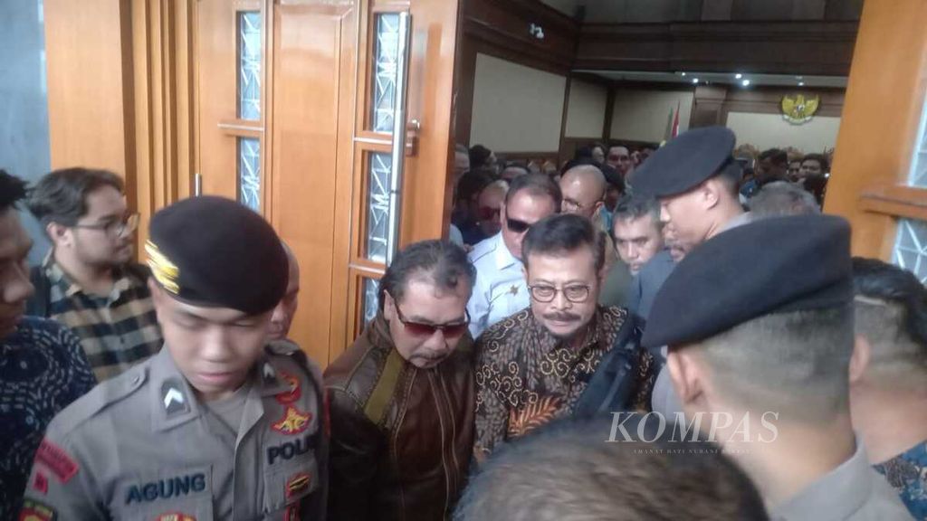 Bekas Menteri Pertanian Syahrul Yasin Limpo meninggalkan ruang sidang Pengadilan Tindak Pidana Korupsi Jakarta, Rabu (13/3/2024).