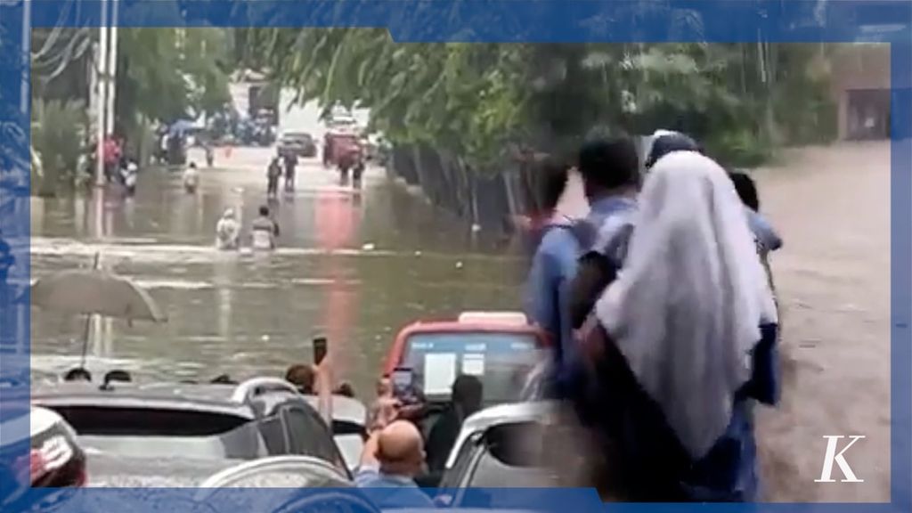 Arus lalu lintas di Jalan TB Simatupang, Jakarta Selatan, Kamis (6/10/2022) sore, terputus akibat banjir.