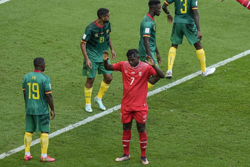 Penyerang timnas Swiss kelahiran Kamerun Breel Embolo mengangkat tangan, menolak perayaan gol usia membobol gawang timnas Kamerun pada penyisihan Grup G PIala Dunia Qatar di Stadion Al Janoub, Al Wakrah, Kamis (24/11/2022). Swiss menang 1-0 pada laga itu 