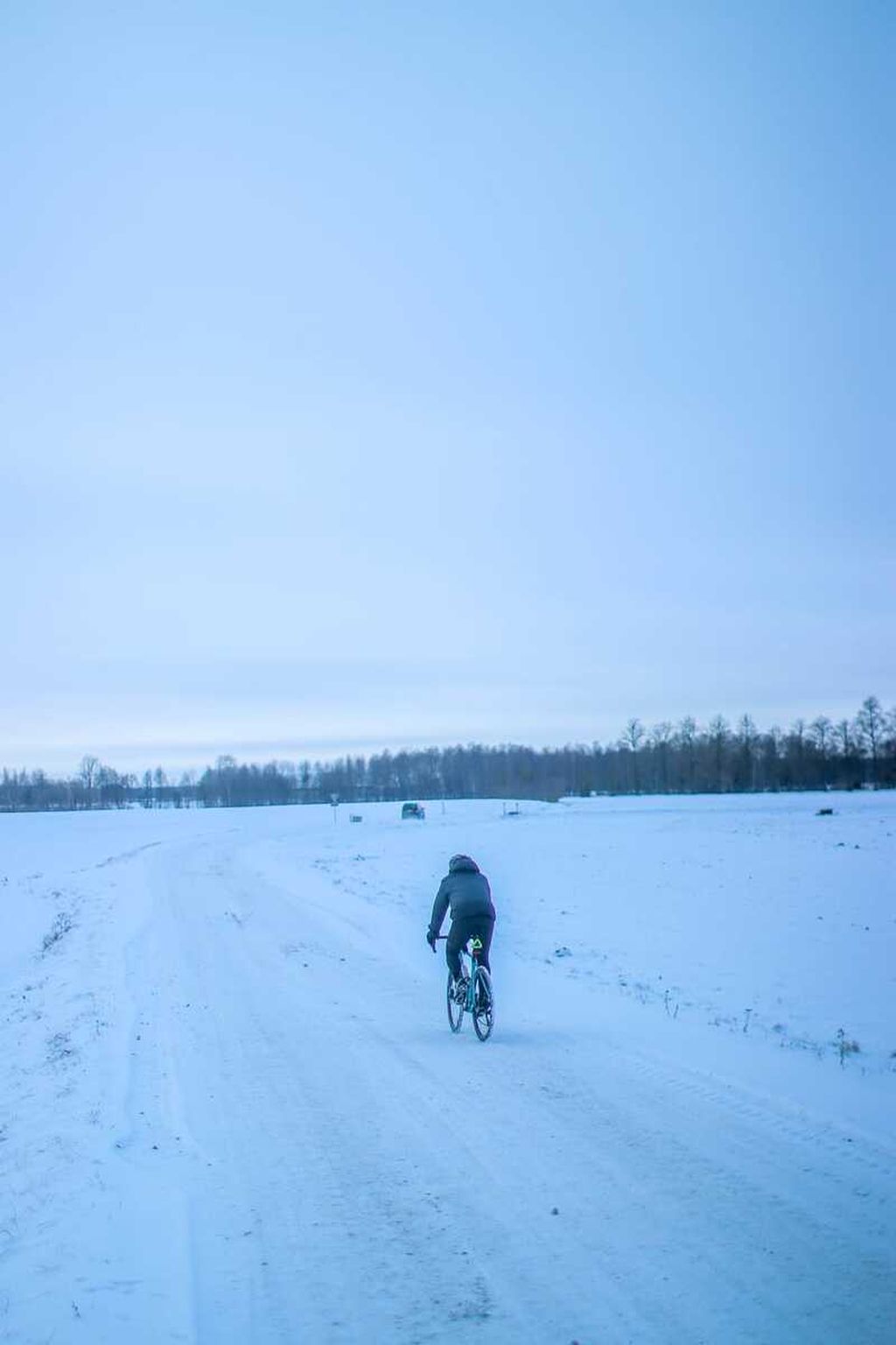 Royke Lumowa terus mengayuh sepeda dalam perjalanan menuju Riga.