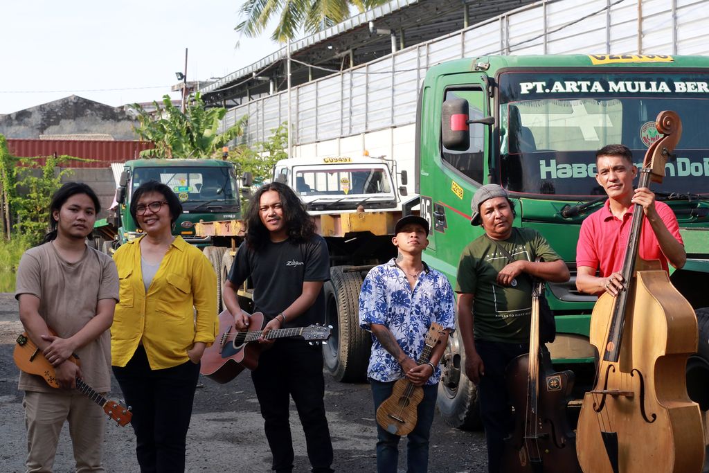 Grup musik Krontjong Toegoe berpose di halaman samping rumah salah satu personel di kawasan Cilincing, Jakarta Utara, Kamis (15/12/2022). 