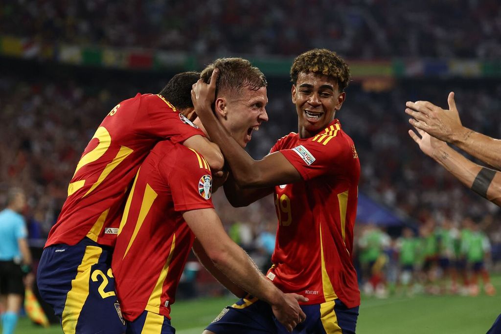 Penyerang Spanyol nomor 10 Daniel Olmo (tengah) merayakan dengan pemain nomor 19, Lamine Yamal, seusai mencetak gol ke gawang Jerman di Munich Football Arena, Rabu (10/7/2024) dini hari WIB. Spanyol lolos ke babak final Piala Eropa 2024.