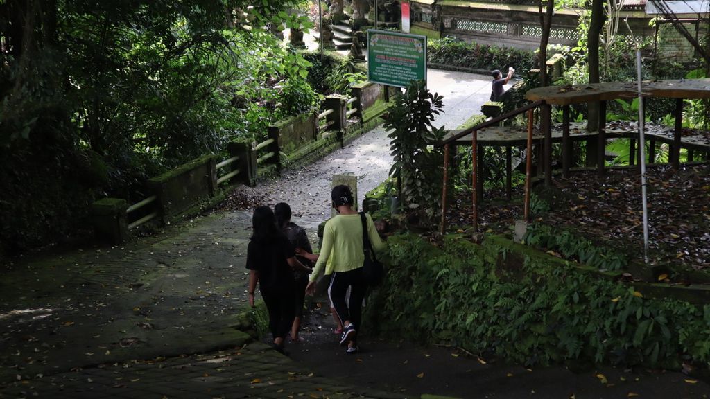 A number of residents enter the Campuhan Ridge Walk area, in Ubud, Gianyar, Bali, on Wednesday (23/3/2022).