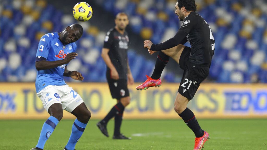 Pemain Napoli, Kalidou Koulibaly (kiri), berebut bola dengan pemain Bologna, Roberto Soriano. Napoli memperoleh tujuh peluang tepat mengarah ke gawang lawan selama pertandingan, dengan tiga di antaranya berbuah gol.