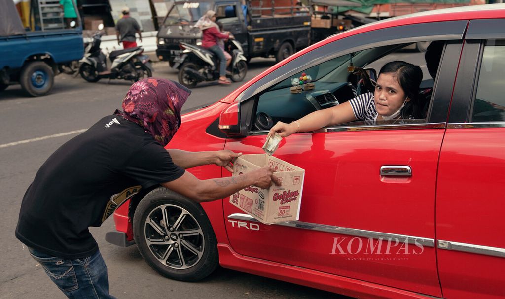 Warga memberikan sumbangan sukarela dalam aksi reog Singo Maruto di Pasar Senduro, Lumajang, Jawa Timur, Jumat (10/12/2021).  