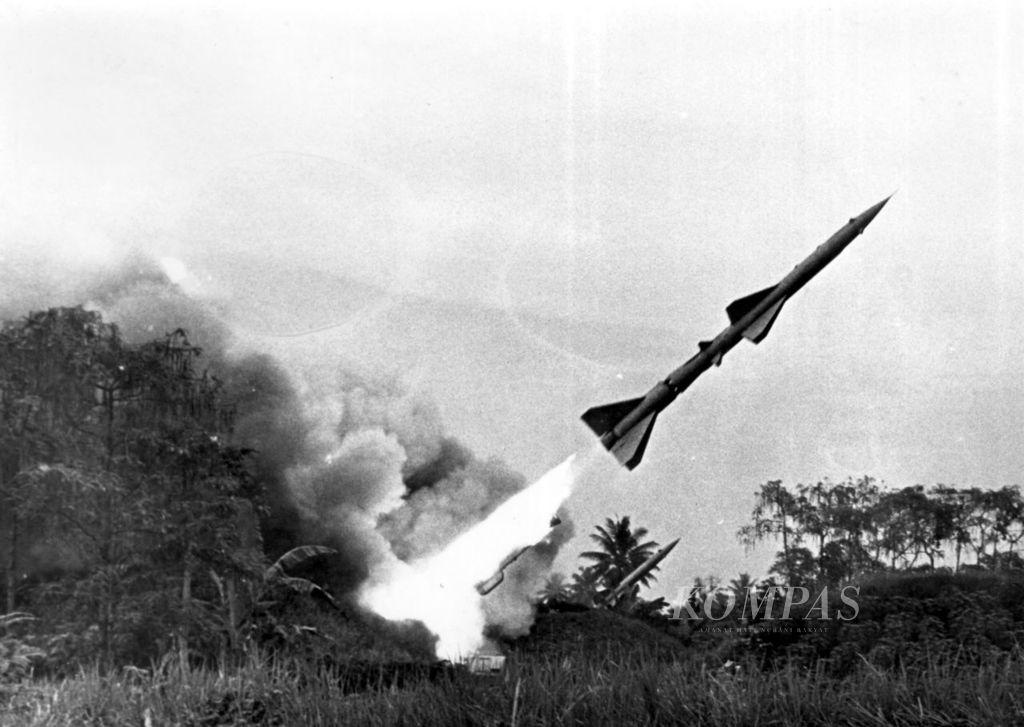 Peluru kendali darat-udara (SAM) Kohanudnas meluncur pesat keangkasa, menyemburkan api dan asap. Sebuah peluru lainnya tampak siap menyusul di tempat peluncuran daerah Tangerang, (15/7/1975).