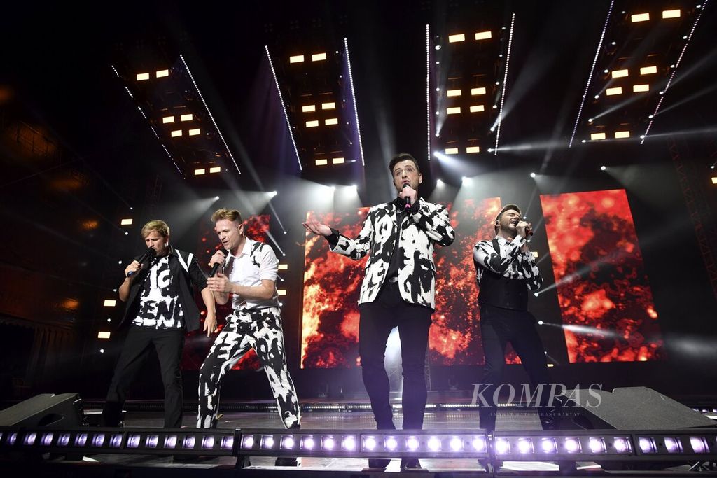 Westlife tampil pada konser bertajuk Westlife The Wild Dreams Tour-All The Hits 2023 di Stadion Madya, Gelora Bung Karno, Jakarta, Sabtu (11/2/2023) malam.  