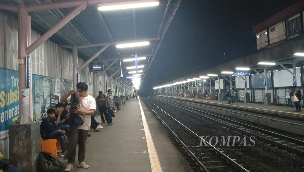 Kondisi peron arah Stasiun Tanah Abang di Stasiun Rawabuntu, Jumat (1/3/2024).