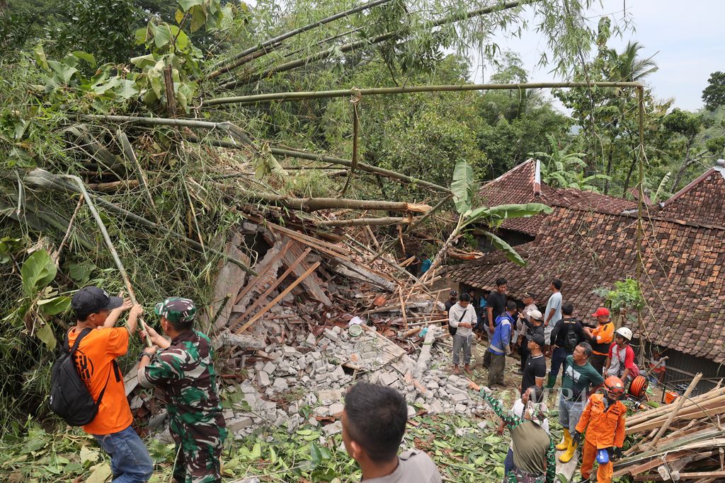 Tim SAR melakukan pencarian dua korban yang tertimbun tanah longsor di Dusun Blembem, Desa Candirejo, Kecamatan Semin, Kabupaten Gunungkidul, Daerah Istimewa Yogyakarta, Sabtu (19/11/2022). 