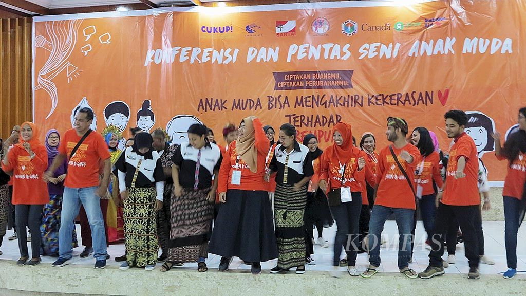 Sejumlah panitia dan peserta Konferensi Anak Muda Pembawa Perubahan di Kota Mataram, Nusa Tenggara Barat, Selasa (17/1), menari bersama. Acara ini digelar oleh Oxfam (The Oxford Committee for Famine Relief) Indonesia dan  sejumlah lembaga lain.