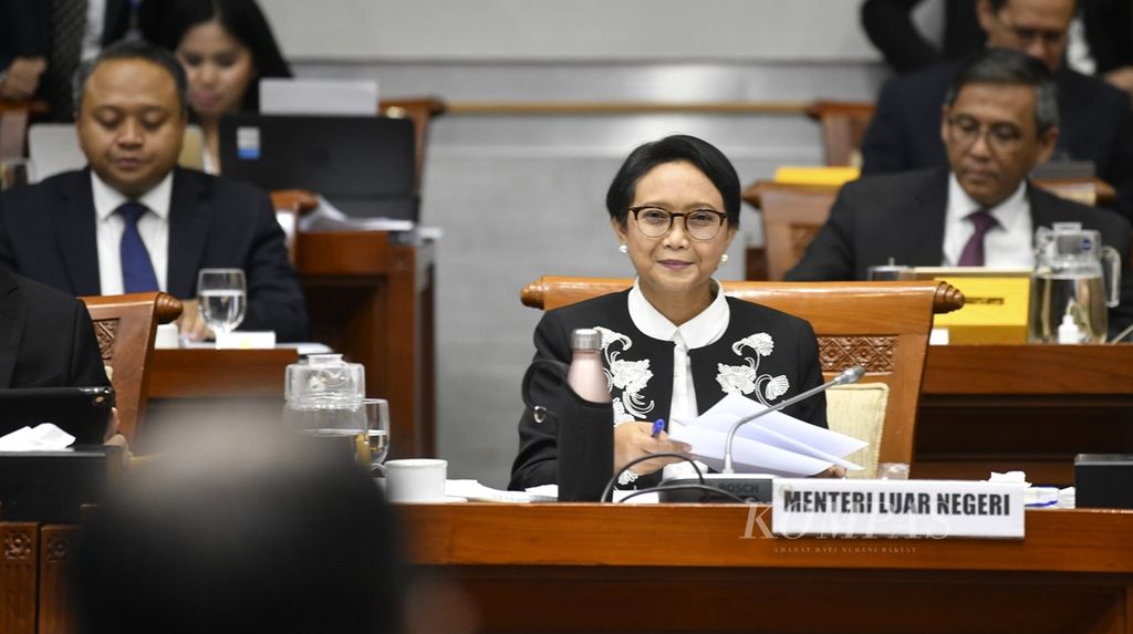 Menteri Luar Negeri Retno Marsudi mengikuti rapat kerja dengan Komisi I DPR di Kompleks Parlemen, Senayan, Jakarta, Selasa (12/11/2019). 