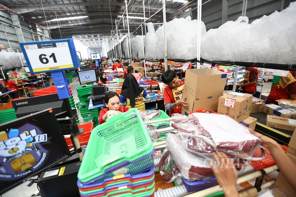 Kesibukan pekerja di <i>warehouse</i> Lazada di kawasan Cimanggis, Kota Depok, Jawa Barat, Selasa (12/11/2019). 
