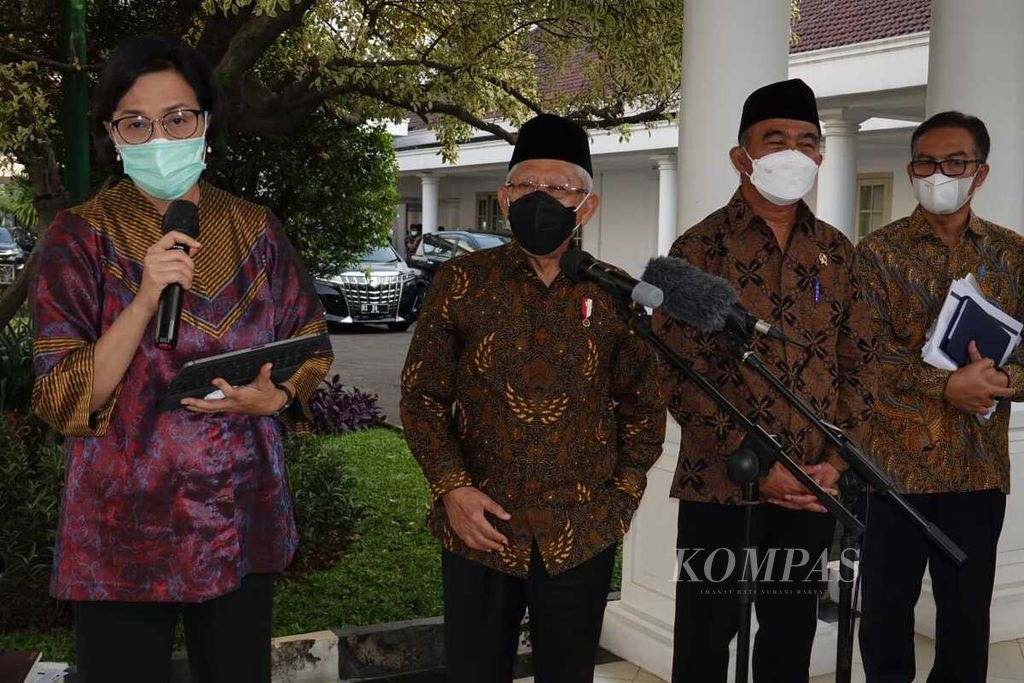 Menteri Keuangan Sri Mulyani Indrawati saat menyampaikan keterangan kepada pers seusai rapat Koordinasi Tim Percepatan Penurunan Stunting Pusat di Istana Wakil Presiden, Jalan Medan Merdeka Selatan Nomor 6, Jakarta Pusat, Rabu (11/5/2022).