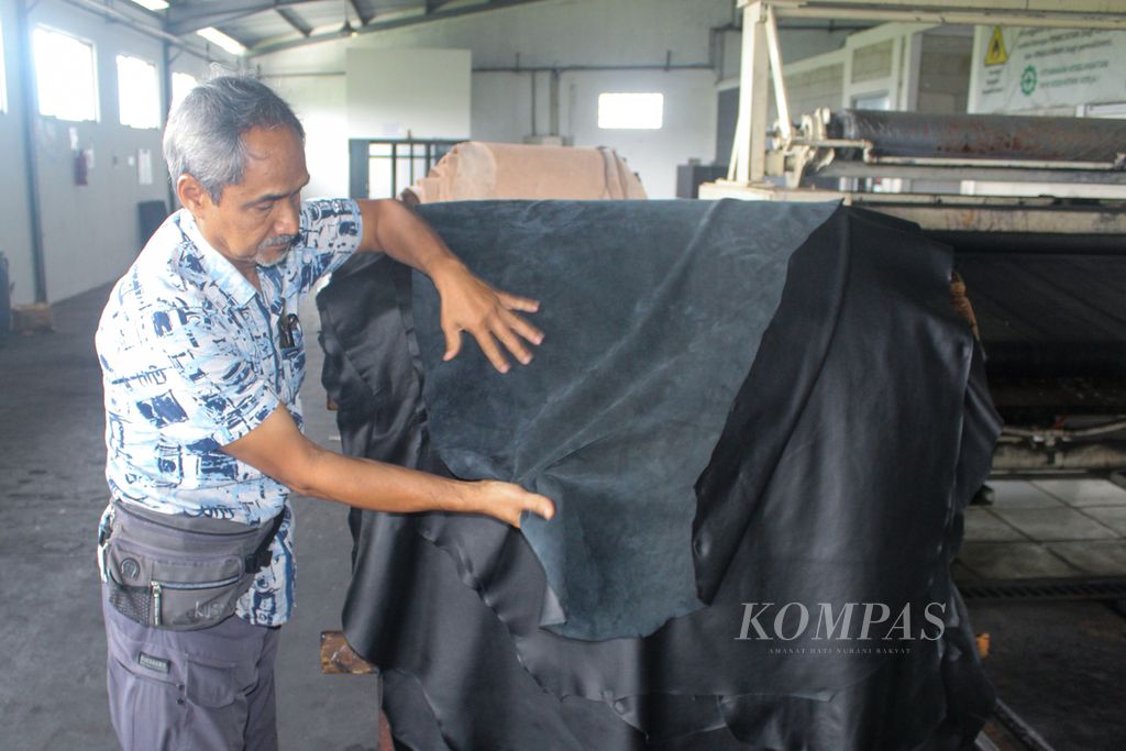 Budi Kisrimanto selaku konsultan bidang pengembangan produk dan teknik PT Garut Makmur Perkasa di Kabupaten Garut, Jawa Barat, menunjukkan hasil olahan kulit yang digunakan untuk jok kulit pesawat Lion Air Group, Rabu (27/3/2024). Kulit untuk jok pesawat Lion Air Group merupakan produk paling premium yang dihasilkan perusahaan tersebut.