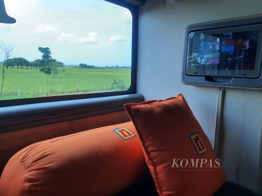Tampilan dalam <i>sleeper bus</i> dari Perusahaan Otobus (PO) Rosalia Indah dalam perjalanan ke Yogyakarta dari Ciputat, Tangerang Selatan pada Senin (1/4/2024). 