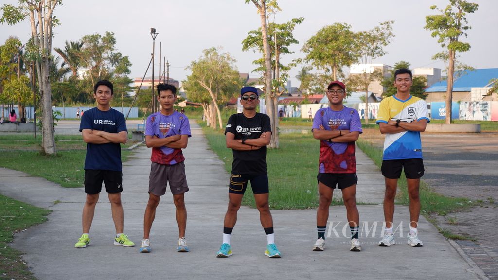 Beberapa anggota komunitas South Borneo Runners atau SB Runners berfoto di area taman Perumahan CitraLand Banjarmasin di Kertak Hanyar, Kabupaten Banjar, Kalimantan Selatan, Kamis (26/10/2023) sore.
