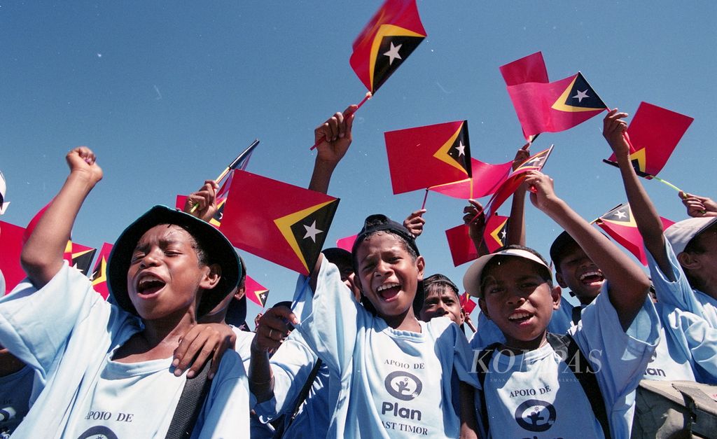 School children joyfully waving the Timor Leste flag in the city of Dili, Monday (20/5/2002), to welcome the birth of the new country, the Democratic Republic of Timor Leste (RDTL). On that day, East Timor fighter, Xanana Gusmao, was officially inaugurated as the first President of Timor Leste and formally received the sovereignty of East Timor from UN Secretary-General Kofi Annan.