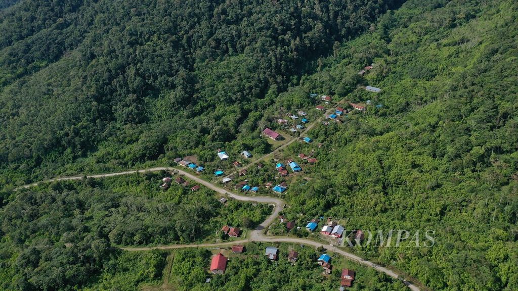 Sejumlah rumah warga di Kampung Kwau, Distrik Warmare, Kabupaten Manokwari, Papua Barat, Selasa (13/4/2021). Kampung Kwau ditempuh dalam waktu sekitar dua jam dari pusat kota Manokwari. Meski secara administratif masuk wilayah Manokwari, hutan adat Kampung Kwau berada di kawasan dataran tinggi Arfak yang menjadi habitat berbagai satwa endemik. 