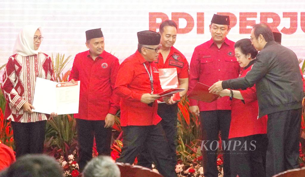 Ketua Umum PDI Perjuangan Megawati Soekarnoputri saat menyerahkan surat rekomendasi kepada pasangan Airin Rachmi Diany-Ade Sumardi dan pasangan Andika Perkasa-Hendrar Prihadi dalam acara Pengumuman Bakal Calon Kepala Daerah dan Wakil Kepala Daerah dari PDI Perjuangan di Kantor DPP PDI Perjuangan, Jakarta, Senin (26/8/2024). 