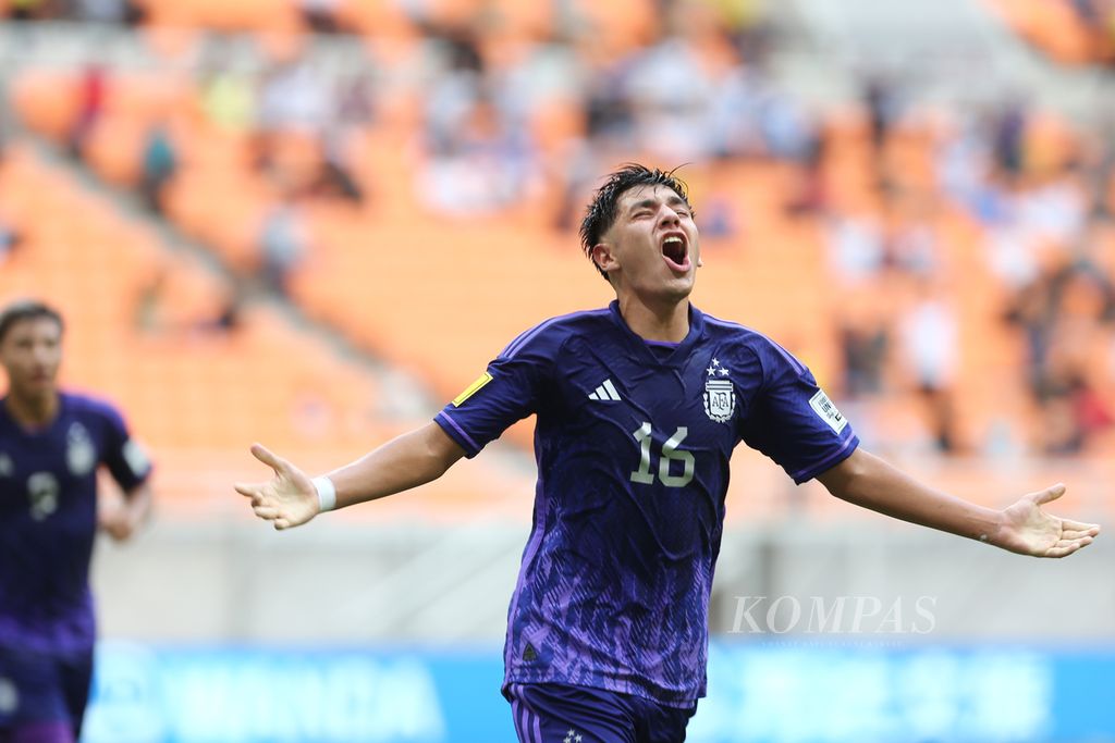 The expression of Argentine player, Thiago Laplace, after scoring the first goal for his team in the match against Poland in the Group D preliminary round of the U-17 World Cup 2023 at the International Jakarta Stadium (JIS), Jakarta, on Friday (17/11/2023).