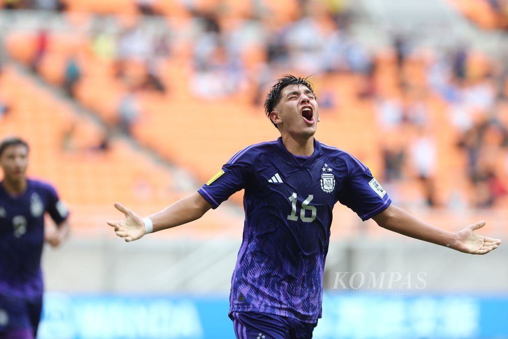 Ekspresi pemain Argentina, Thiago Laplace, setelah mencetak gol pertama bagi timnya dalam laga menghadapi Polandia di penyisihan Grup D Piala Dunia U-17 2023 di Stadion Internasional Jakarta (JIS), Jakarta, Jumat (17/11/2023). 