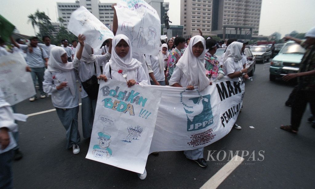 Ratusan pelajar yang tergabung dalam Ikatan Remaja Muhammadiyah Jakarta berdemonstrasi di Tugu Tani, Gambir, Jakarta Pusat, Senin (26/4/1999). Dengan menggunakan atribut badut dan ondel-ondel, mereka menuntut pelaksanaan pemilihan umum yang jujur dan adil. 