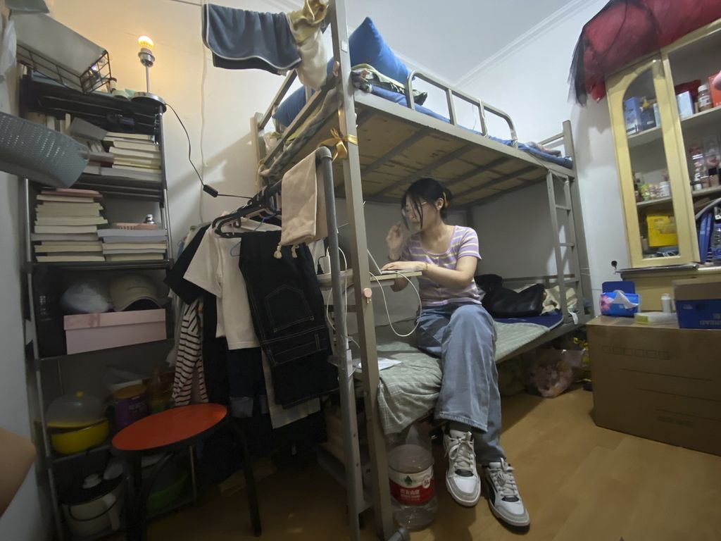Lulusan perguruan tinggi, Liu Qian, di kamar apartemennya di Beijing, China, Kamis, 7 Juli 2022. Liu adalah salah satu dari 11 juta lulusan baru yang putus asa mencari pekerjaan yang semakin sulit diperoleh di China karena banyak pabrik, restoran, dan usaha lain yang tutup.