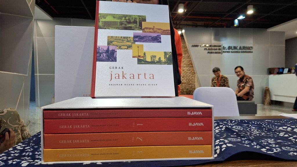 Empat seri buku <i>Gerak Jakarta: Sejarah Ruang-Ruang Hidup,</i> di Pusat Studi Arsip Presiden Pertama Indonesia Sukarno, Gedung Arsip Nasional, Jakarta Barat, Kamis (24/10/2024). Buku ini merekam pembangunan Jakarta dari abad ke-5 hingga abad ke-21.