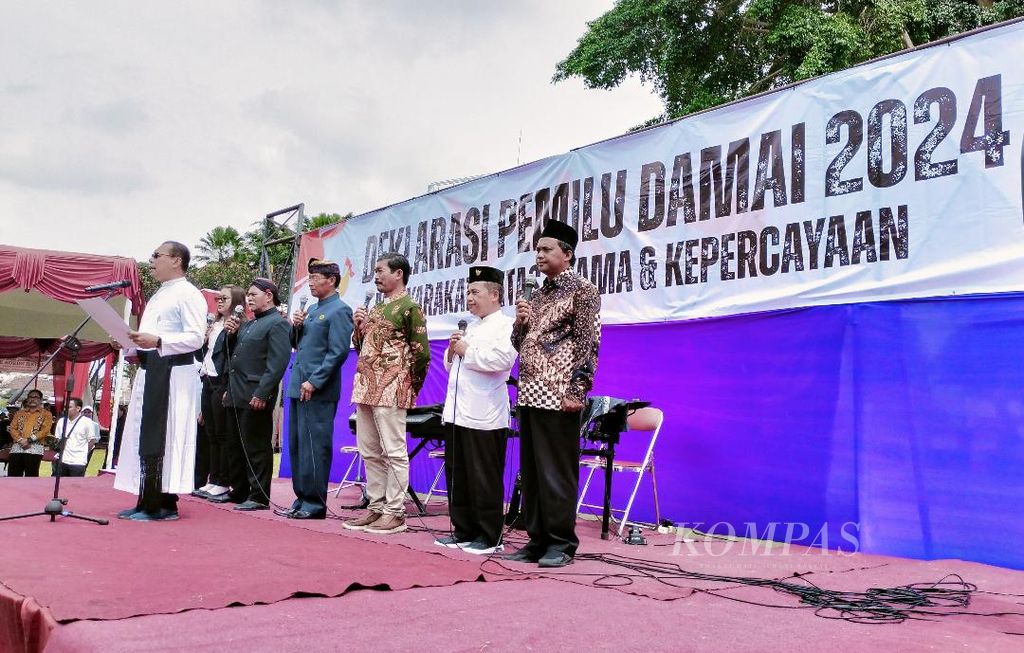 Perwakilan dari umat beragama dan penganut kepercayaan bersama-sama mengucapkan deklarasi untuk pemilu damai di Alun-alun Magelang, Sabtu (25/11/2023).