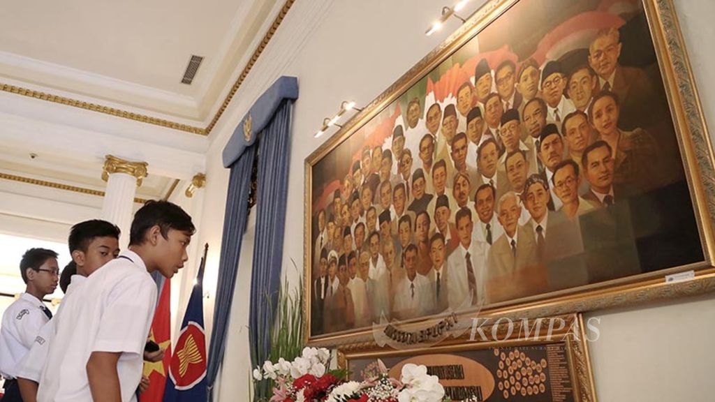 A number of students look at paintings at the Pancasila Building, Ministry of Foreign Affairs, Jakarta, Thursday (1/6/2018).