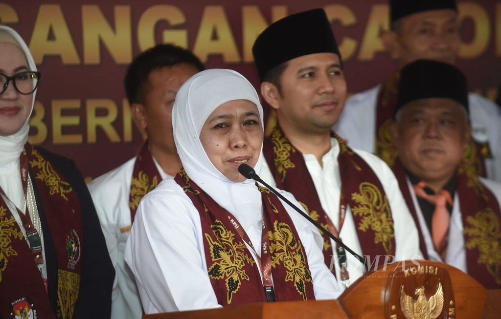 Khofifah Indar Parawansa bersama Emil Elestianto Dardak memberikan keterangan pers seusai mendaftarakan diri maju dalam Pilgub Jawa Timur di Aula KPU Jatim, Surabaya, Rabu (28/8/2024). 