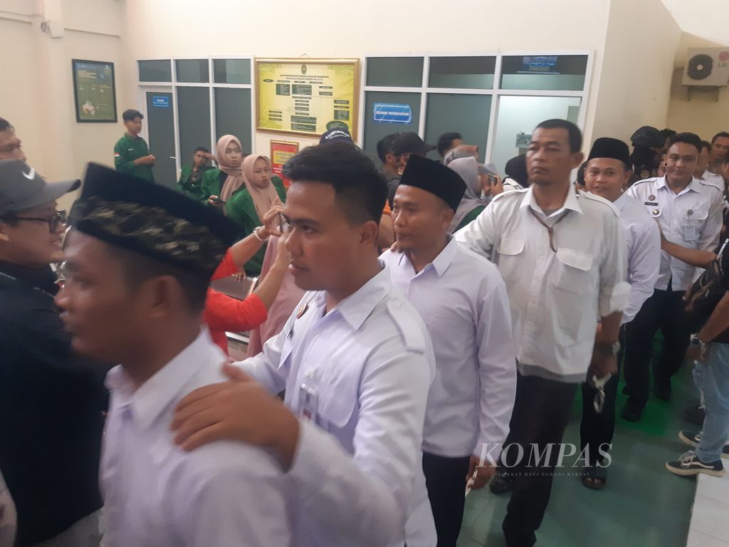 Petugas mengawal sejumlah terpidana kasus pembunuhan Vina dan Muhammad Rizky sebelum menjalani sidang peninjauan kembali di Pengadilan Negeri Cirebon, Kota Cirebon, Jawa Barat, Rabu (4/9/2024). 