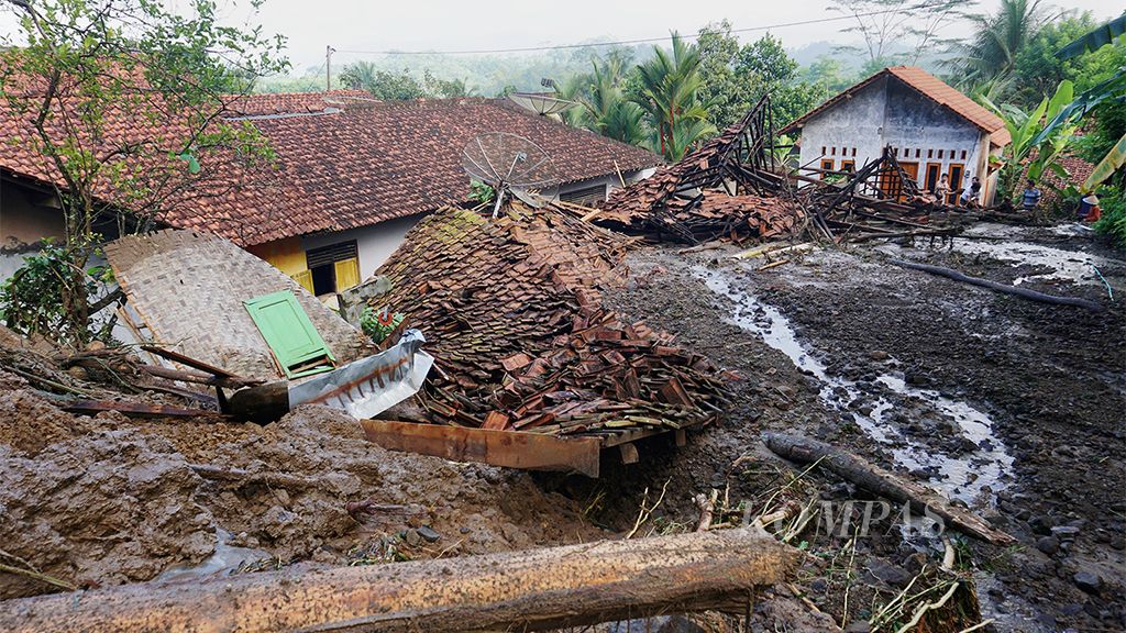 Dua rumah   di  Desa Cihonje, Kecamatan Gumelar, Kabupaten Banyumas, Jawa Tengah, hancur tersapu material longsor dari sebuah bukit, Minggu (17/12). Selain itu, 11 rumah lainnya terancam longsor di tempat yang sama. 
