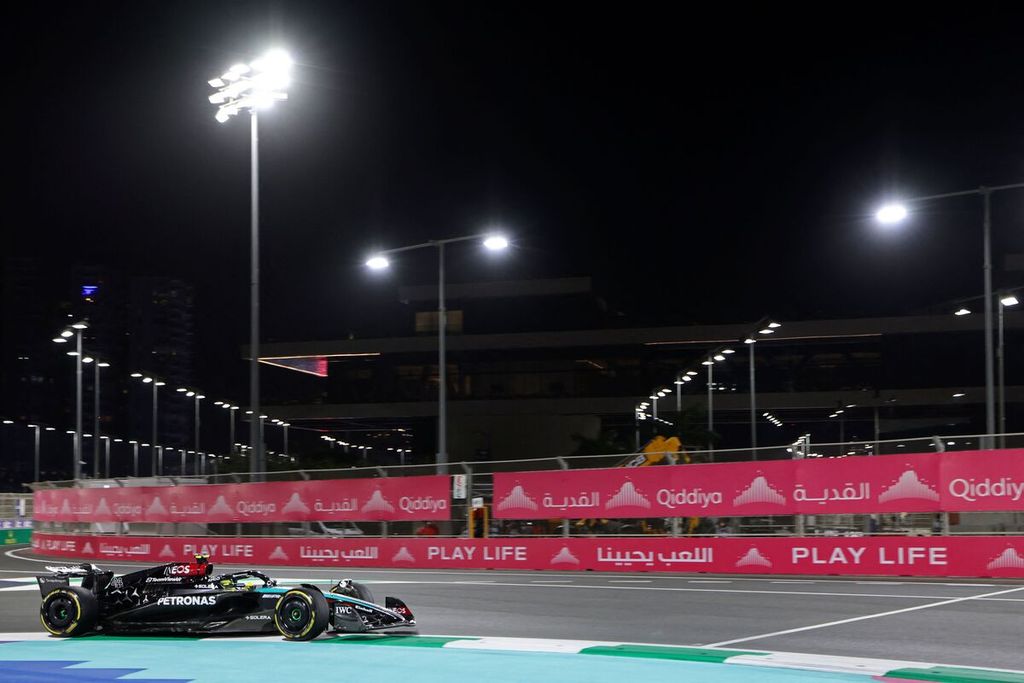 Pebalap tim Mercedes, Lewis Hamilton, memacu mobil pada sesi latihan kedua F1 seri Arab Saudi di Sirkuit Jeddah Corniche, Jeddah, Kamis (7/3/2024).