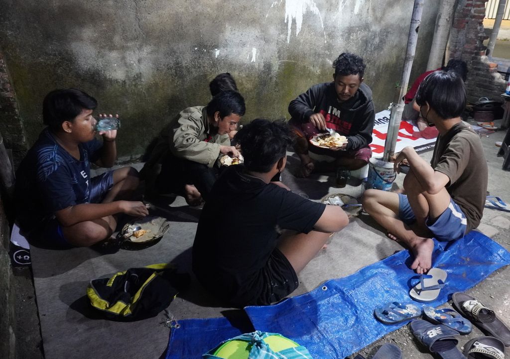 Sekumpulan remaja menyantap hidangan sahur bersama seusai melaksanakan <i>koprekan</i> di Kelurahan Mangkukusuman, Kecamatan Tegal Timur, Kota Tegal, Jawa Tengah, Minggu (18/4/2021). <i>Koprekan</i> merupakan kegiatan membangunkan warga menjelang waktu sahur dengan cara menabuh ketongan keliling kampung. 