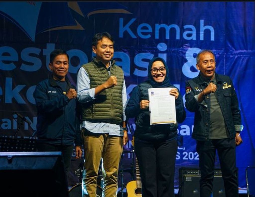 Eti Herawati bersama Suhendrik (tengah) menerima surat rekomendasi dari DPP Partai Nasional Demokrat untuk maju di Pemilihan Kepala Daerah Kota Cirebon 2024.