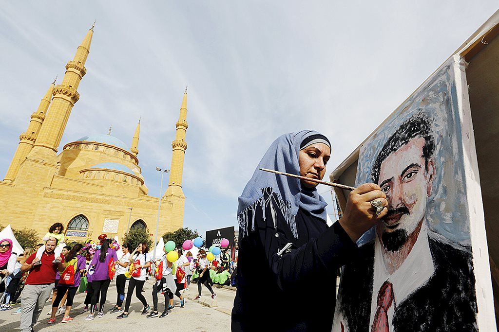 Youmn Ahmad pelukis  di Beirut melukis wajah Perdana Menteri Lebanon Saad Hariri saat berlangsung  kegiatan tahunan Beirut Marathon di Beirut, Lebanon, Minggu (12/11).  Hariri biasanya ikut serta dalam acara tersebut. 