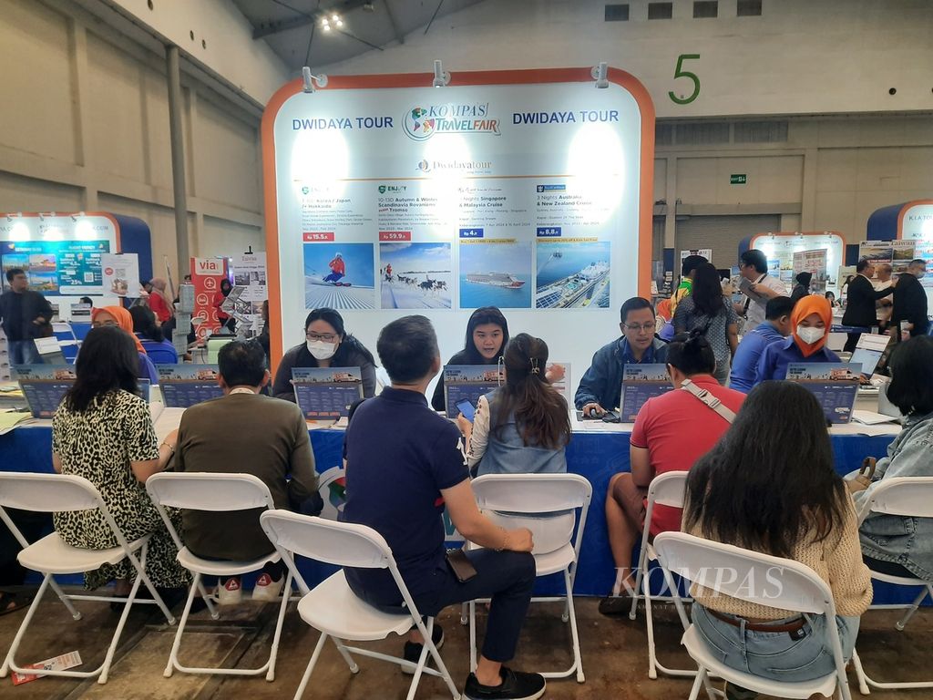 Sejumlah pengunjung berkonsultasi mengenai paket perjalanan pada sejumlah karyawan PT Dwidaya World Wide Cabang dalam Kompas Travel Fair 2023 di ICE BSD, Tangerang, Banten, Sabtu (2/9/2023). 