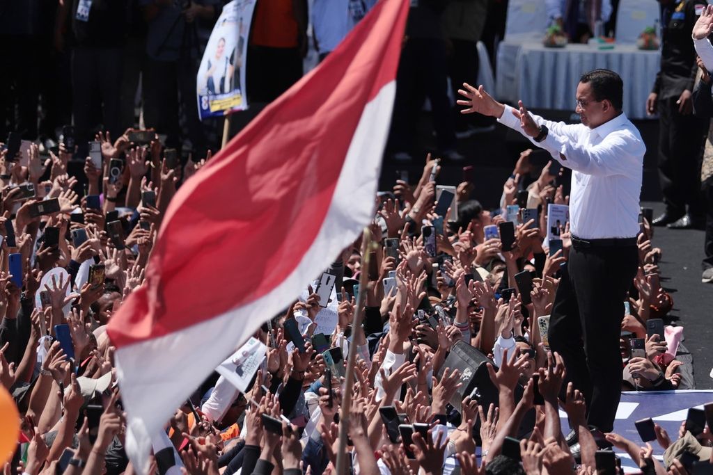 Anies Baswedan saat berorasi di depan pendukungnya ketika Pemilihan Presiden (Pilpres) 2024 di Lapangan Karangpule, Mataram, Nusa Tenggara Barat (NTB), Selasa (6/2/2024). 