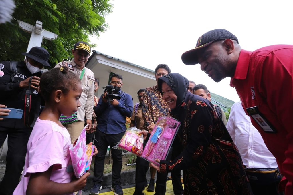 Menteri Sosial Tri Rismaharini berbincang dengan seorang anak di Balai Besar Pendidikan dan Pelatihan Kesejahteraan Sosial (BBPPKS) Regional VI Papua di Kota Jayapura, Selasa (14/2/2023).