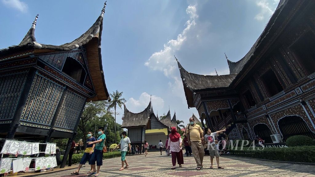 Wisatawan mengunjungi Anjungan Provinsi Sumatera Barat, Taman Mini Indonesia Indah (TMII), Jakarta Timur, Minggu (2/8/2020).