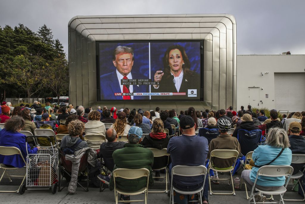 Warga Berkeley, Amerika Serikat, menyaksikan debat calon presiden AS, Kamala Harris dan Donald Trump, Selasa (10/9/2024).