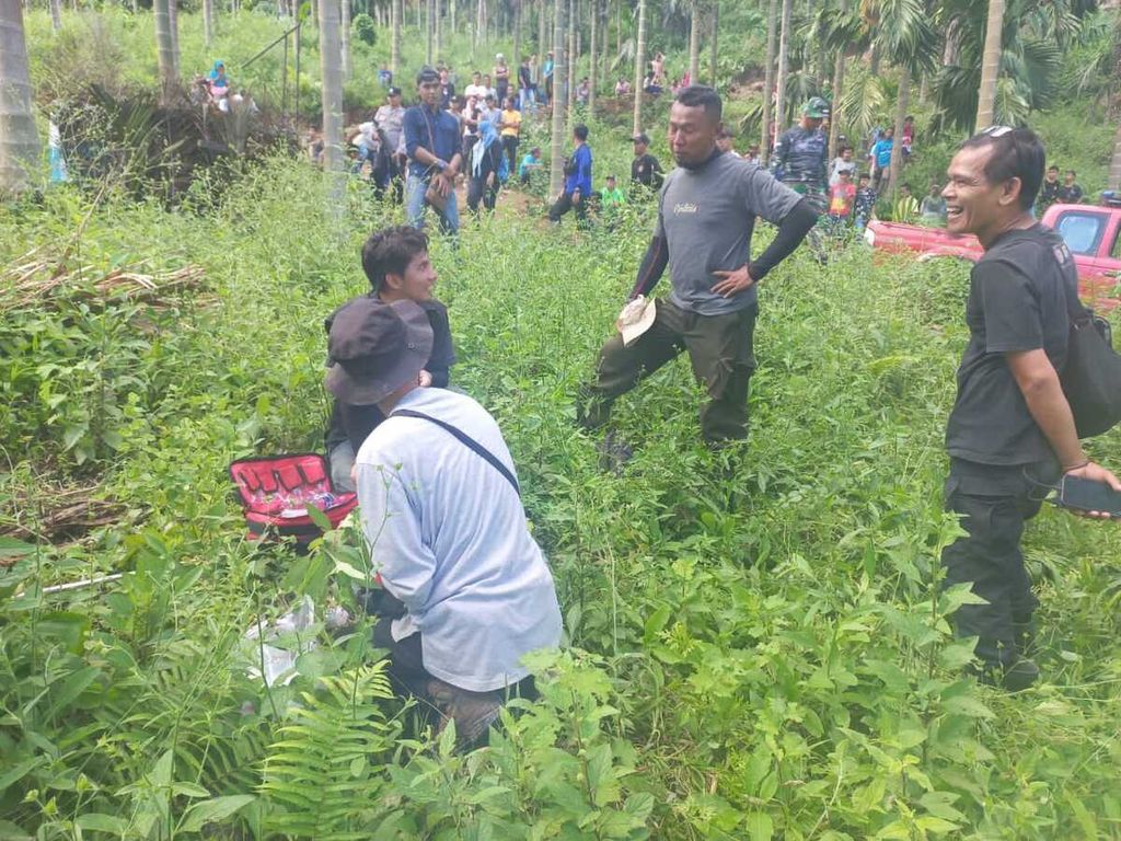 Petugas menyiapkan peralatan untuk mengevakuasi harimau sumatera yang ditangkap karena berkonflik dengan manusia di Nagari Binjai, Kecamatan Tigo Nagari, Kabupaten Pasaman, Sumatera Barat, Minggu (5/2/2024). 