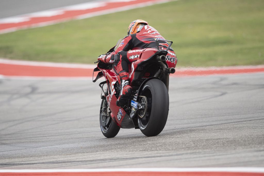 Pebalap Ducati Francesco Bagnaia melewati tikungan saat sesi kualifikasi MotoGP seri Amerika di COTA, Austin, Texas, Sabtu (15/4/2023) waktu setempat.