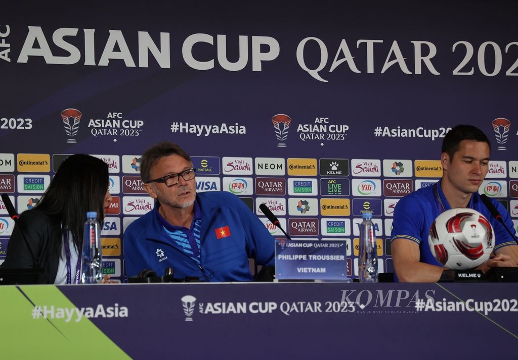 Pelatih Vietnam Philippe Troussier (tengah) dalam jumpa pers saat Piala Asia di Doha, Qatar, Kamis (18/1/2024). Pelatih asal Perancis itu dipecat usai kalah telak 0-3 dari Indonesia pada laga kualifikasi Piala Dunia 2026 di Hanoi, Selasa (26/3/2024).