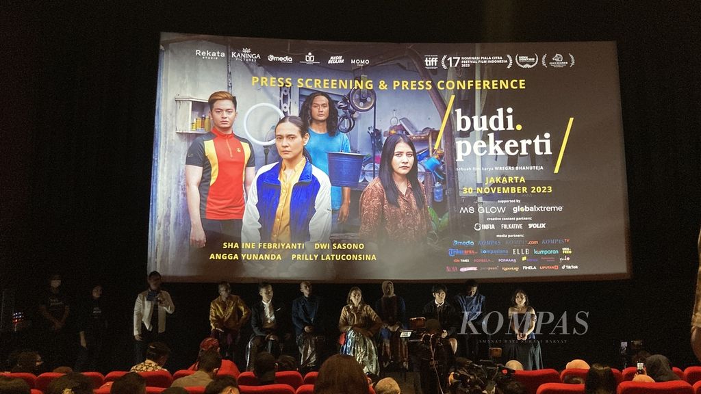 Suasana pemutaran terbatas film <i>Budi Pekerti</i> untuk wartawan di Plaza Senayan, Jakarta, Senin (30/10/2023). Film ini pertama kali diputar pada awal September 2023 di Toronto International Film Festival (TIFF) yang berlangsung di Toronto, Kanada. 